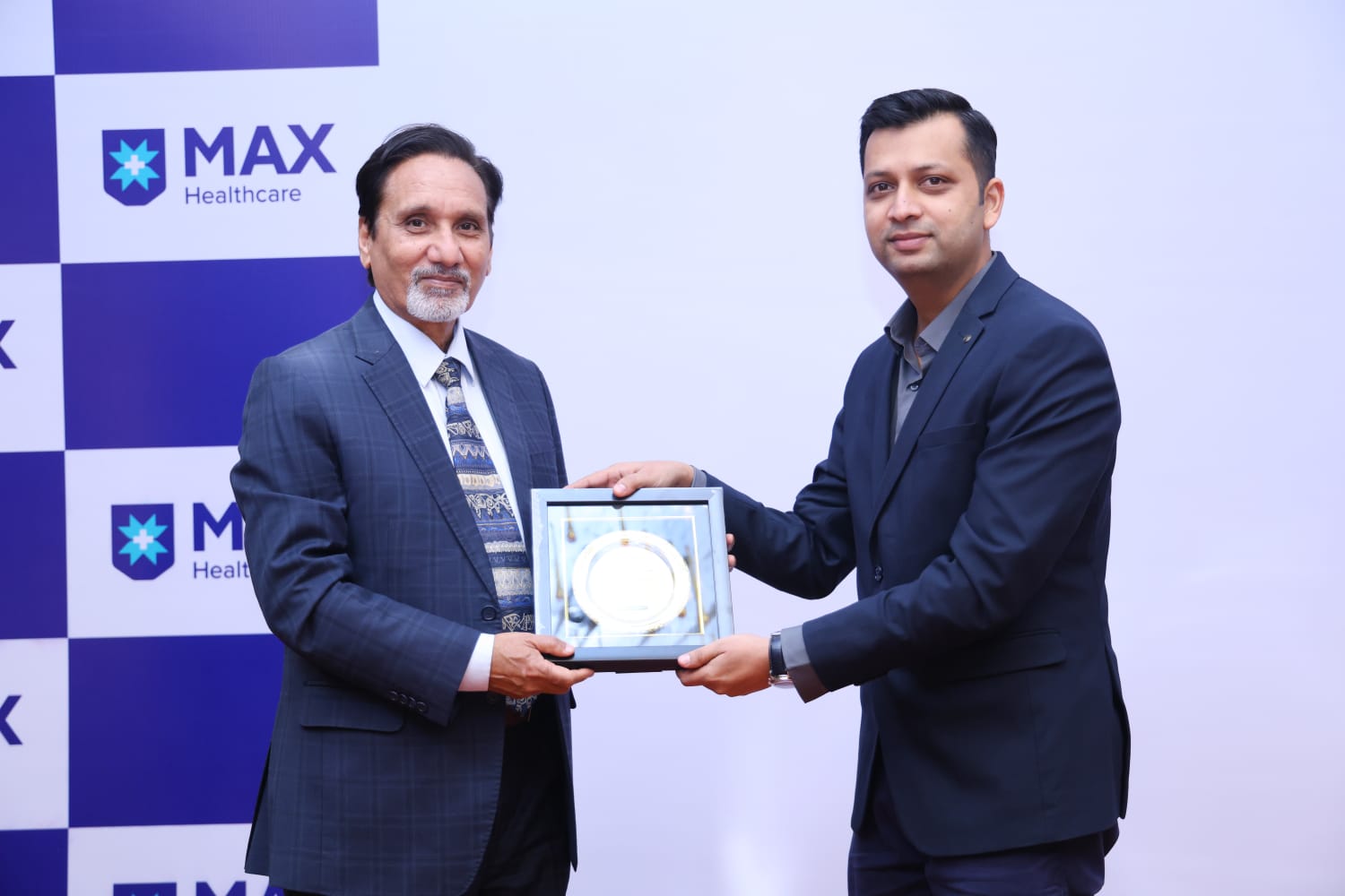Dr. Nitin receiving a speaker memento at a Max Hospital event